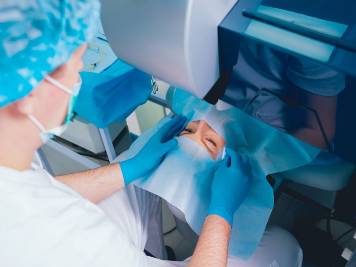 LASIK procedure at Moorfields Eye Hospital Dubai, highlighting precision technology for clearer sight.